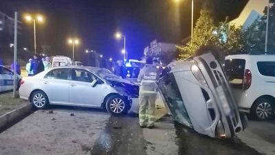 Otomobil bariyere çarpıp diğer otomobilin üstüne düştü!