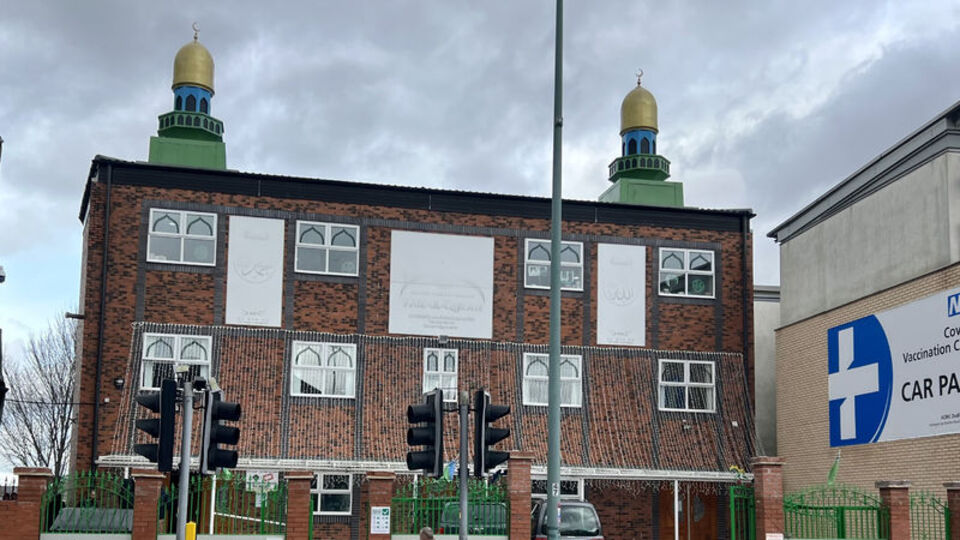 İngiltere'de korkunç olay: Camiden dönen yaşlı adamı ateşe verdi!