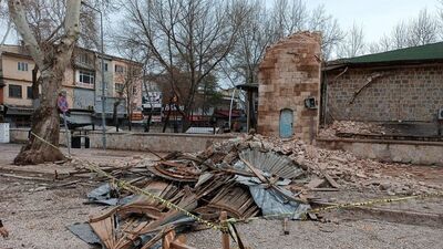 730 yıllık caminin minaresi artçı sarsıntılara dayanamadı