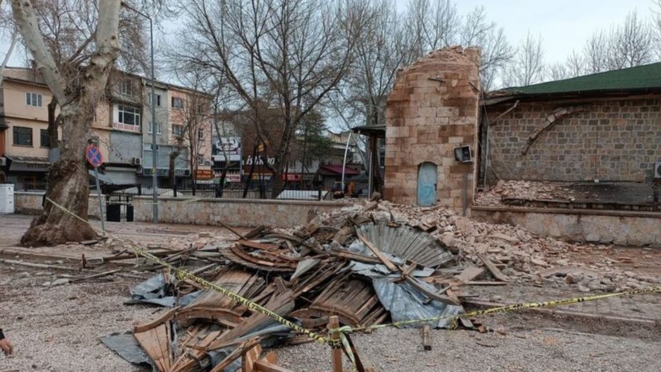 730 yıllık caminin minaresi artçı sarsıntılara dayanamadı