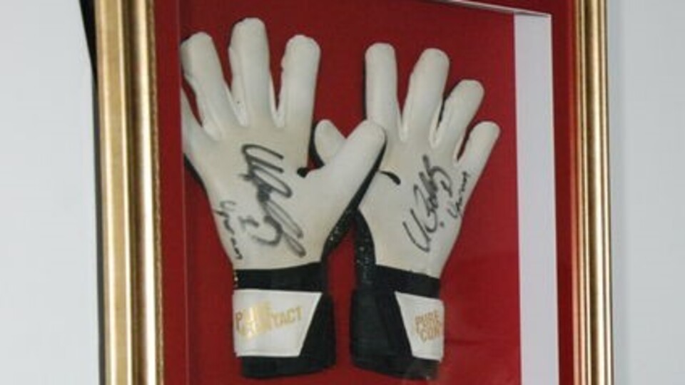 Uğurcan Çakır'ın eldiveni sergide!