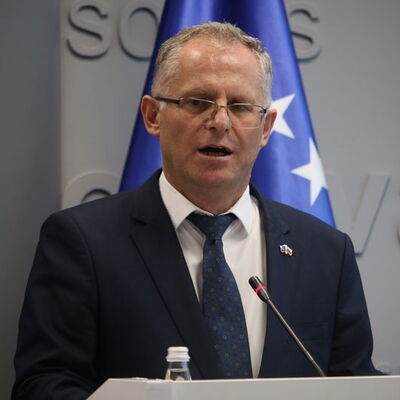 Kosovalı başbakan yardımcısına pastalı saldırı