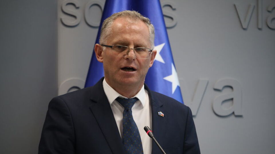 Kosovalı başbakan yardımcısına pastalı saldırı