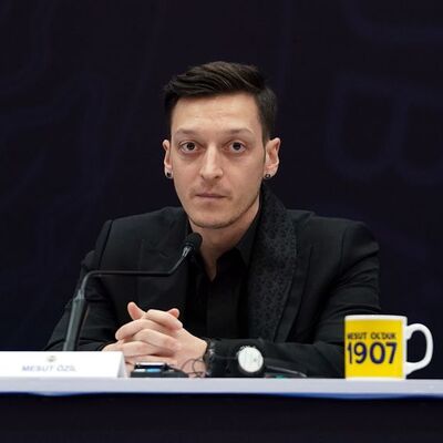 Mesut Özil futbolu bıraktı!