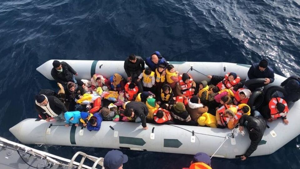 İzmir açıklarında 53 düzensiz göçmen kurtarıldı