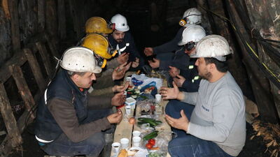 Maden işçilerinden görev başında ilk sahur
