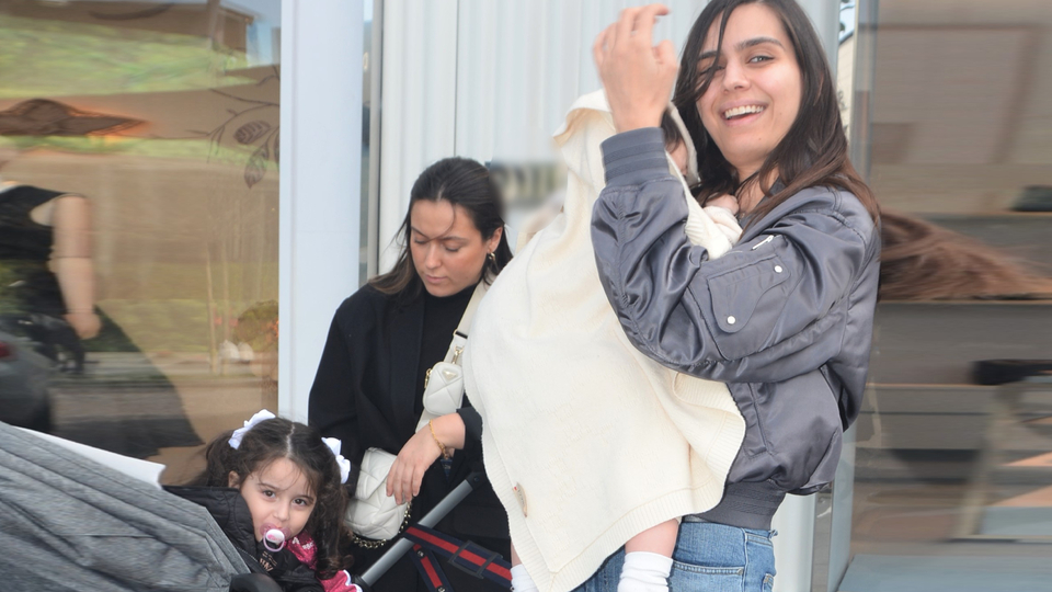 Kızlarıyla alışveriş turunda