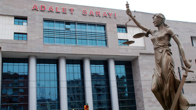 Başörtülü öğrenciyi okula kaydetmeyen müdüre hapis istemi