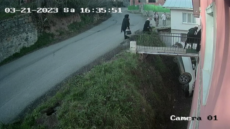 Sürücüsü navigasyona bakarken araç boşluğa düştü!