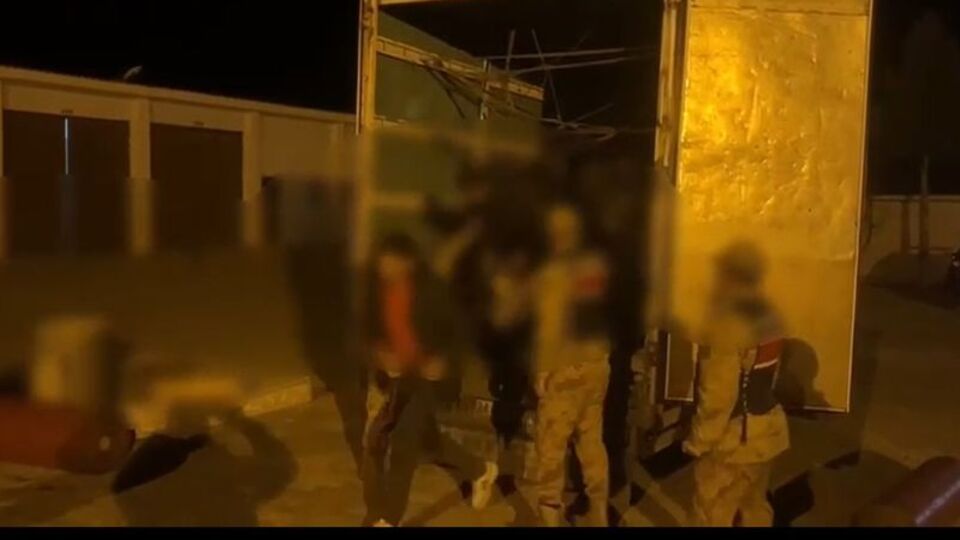 'Eşya var' denilen kamyondan insanlar çıktı