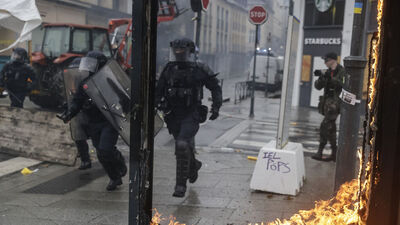 Fransa'da 'emeklilik reformu' kaosu sürüyor