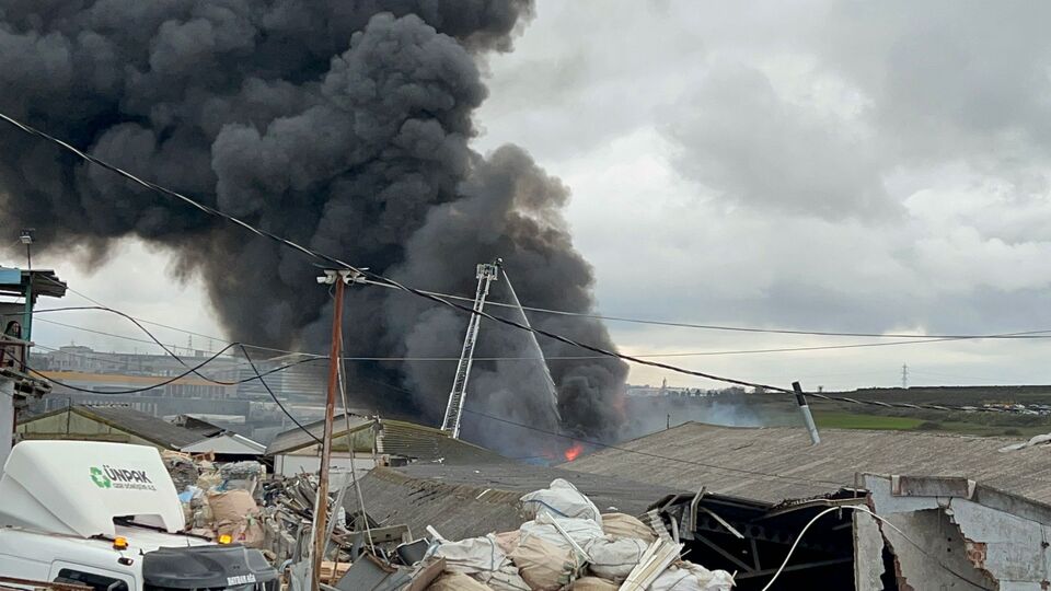 Kocaeli'de boya fabrikasında yangın çıktı!