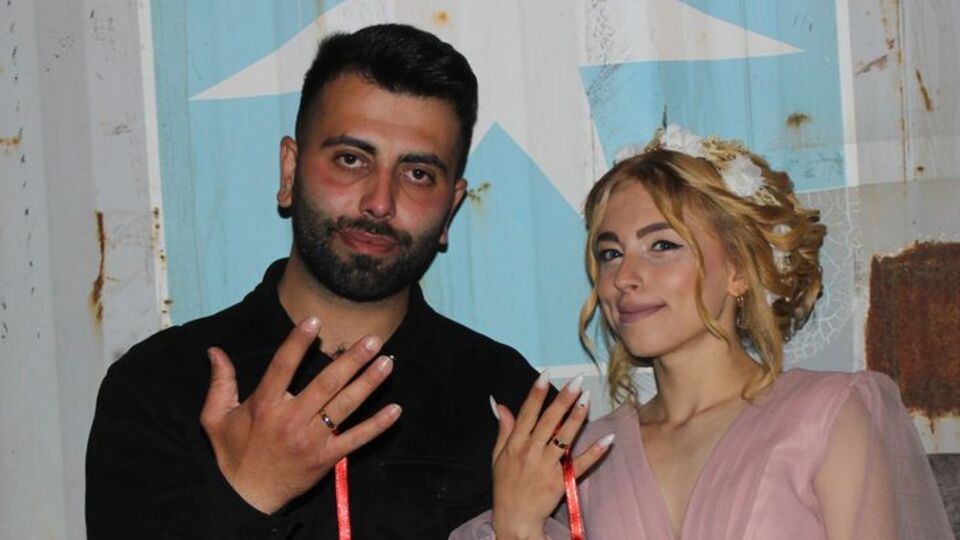 Depremzede çift konteyner kentte nişanlandı