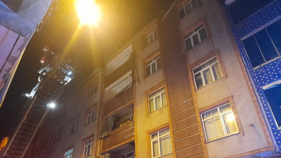 Bağcılar'da 4 binanın çatısı alev alev yandı