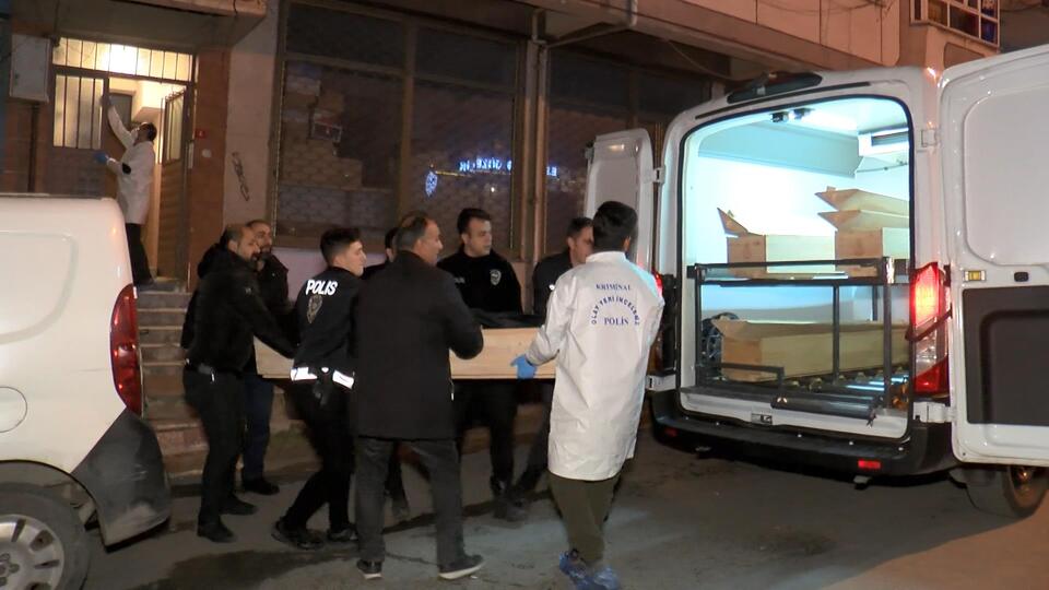 Öldürdüğü kadını parçalara ayırıp buzdolabına koydu!