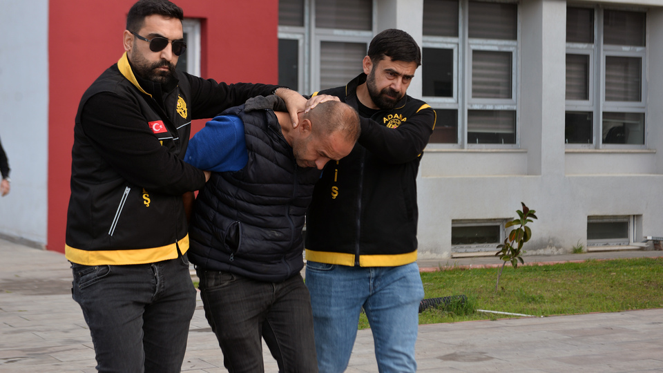 Çocukları kuzenine bırakıp eşini öldürdü!