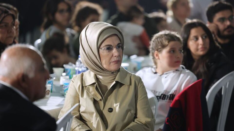 Emine Erdoğan depremzedelerle bir arada