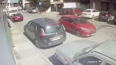 İstanbul'da feci kaza! Otomobil kaldırıma çıktı!