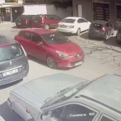 İstanbul'da feci kaza! Otomobil kaldırıma çıktı!