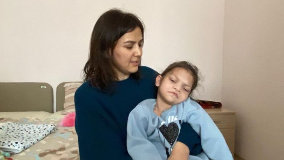 Sağlık çalışanlarından kas hastası depremzede Elisa'ya tekerlekli sandalye
