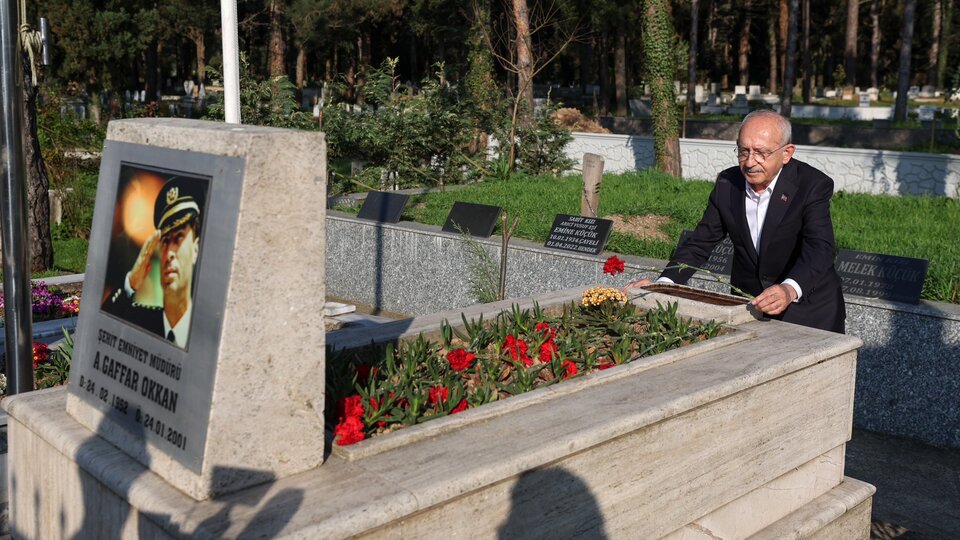 Kılıçdaroğlu Gaffar Okkan'ın mezarını ziyaret etti