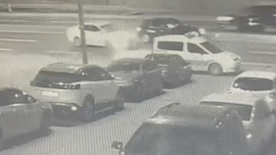 Dur ihtarına uymayıp polise çarptı!