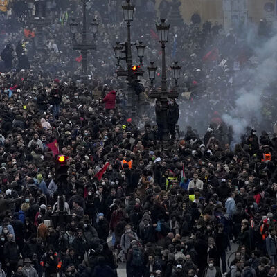 Protestolar Fransa'yı karıştırdı! Hükümetten geri adım yok