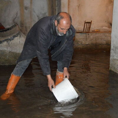 Depremin ardından apartmanın bodrumunu yer altı suyu basıyor