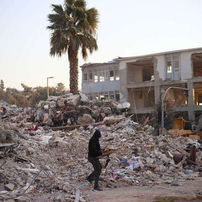 Yılmaz Erdoğan'dan deprem şiiri