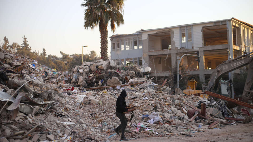 Yılmaz Erdoğan'dan deprem şiiri