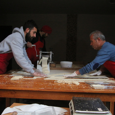 Depremin vurduğu Hatay'da birkaç esnaf kepenk açtı