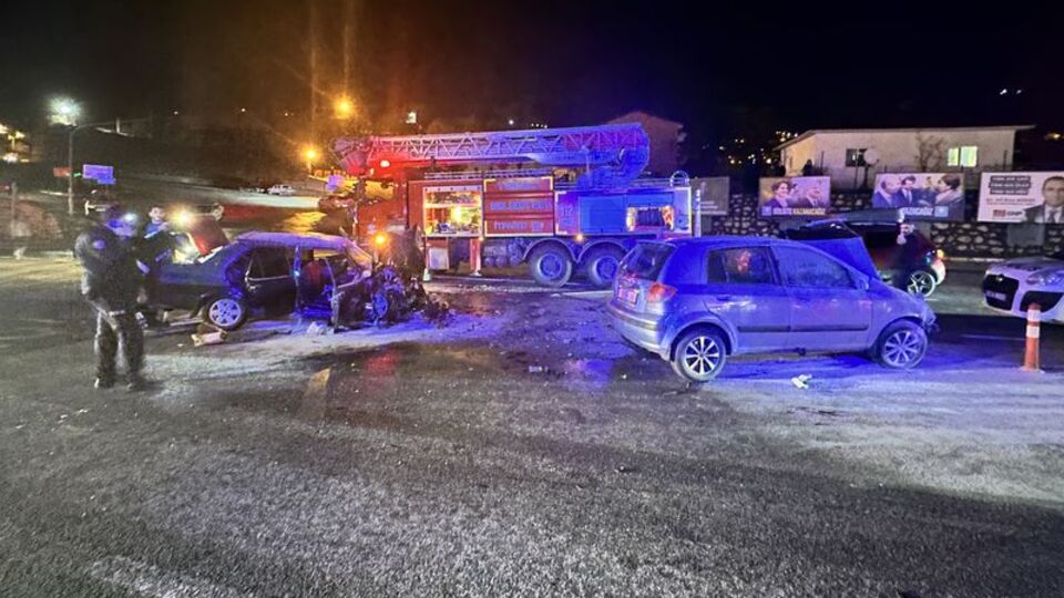 İki otomobil kavşakta çarpıştı: 5 yaralı