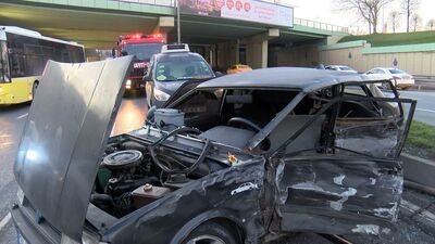 Refüjü aşan otomobil karşı şeritteki araca çarptı