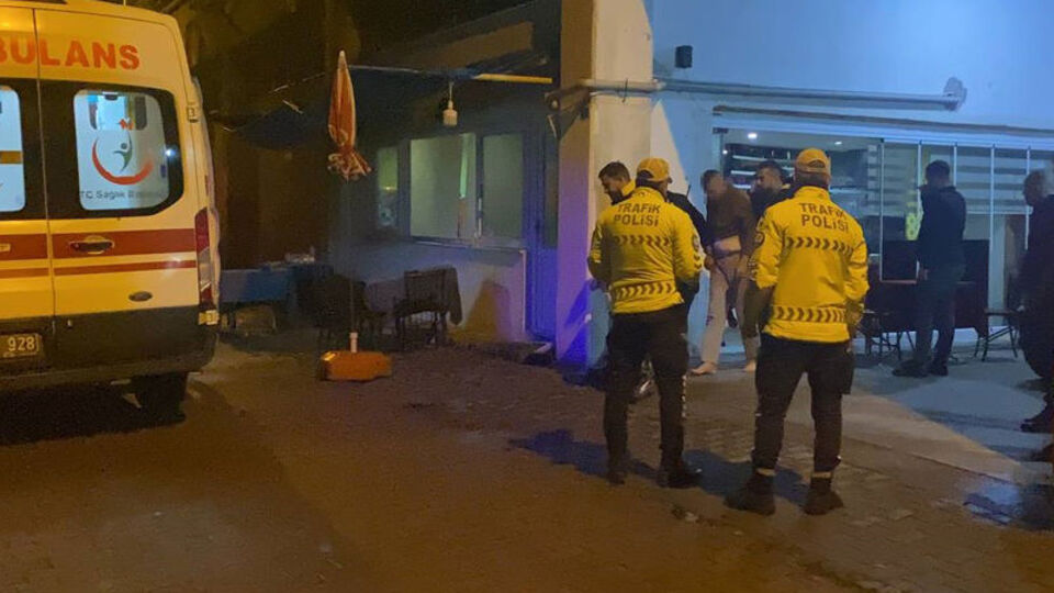 Eşini ve iki çocuğunu bıçakla rehin alan kişiyi polis ikna etti