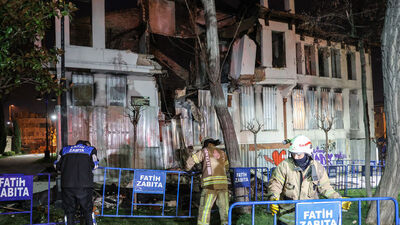 Fatih'te 3 katlı metruk bina kısmen çöktü