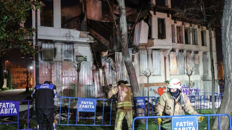 Fatih'te 3 katlı metruk bina kısmen çöktü