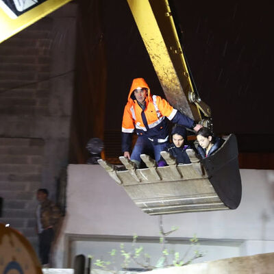 Şanlıurfa'da etkili sağanak: Kepçeyle kurtarıldılar