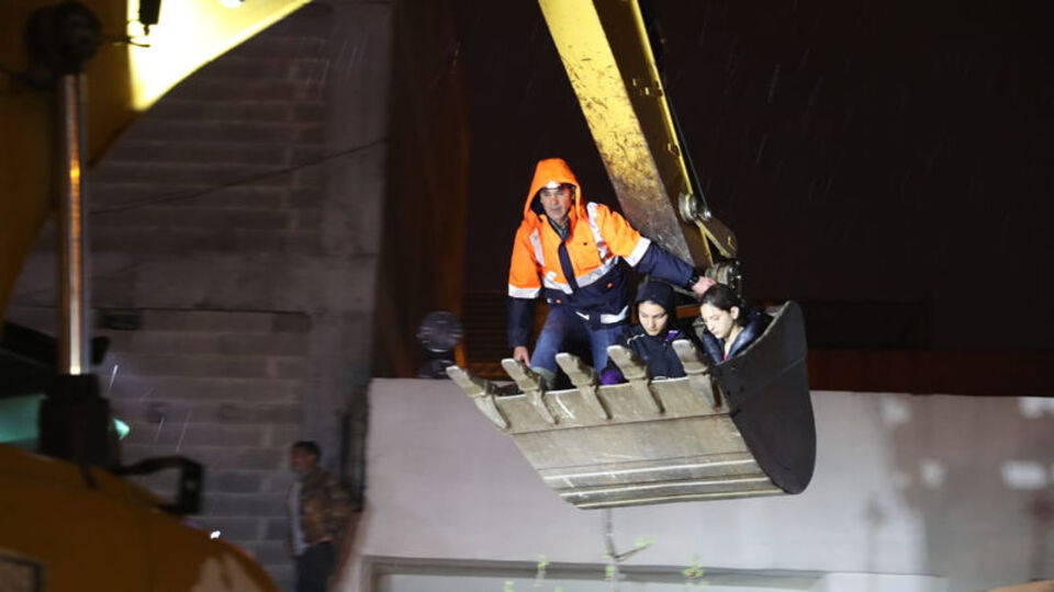 Şanlıurfa'da etkili sağanak: Kepçeyle kurtarıldılar