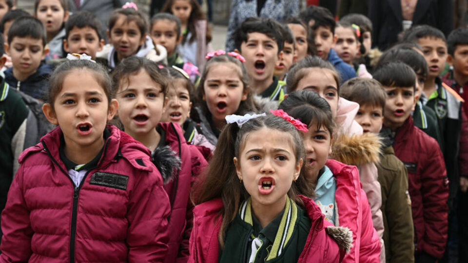 Deprem bölgesinde bazı ilçelerde eğitim öğretim yeniden başladı