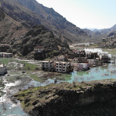 Yusufeli'de baraj suları terk edilen binalara girdi