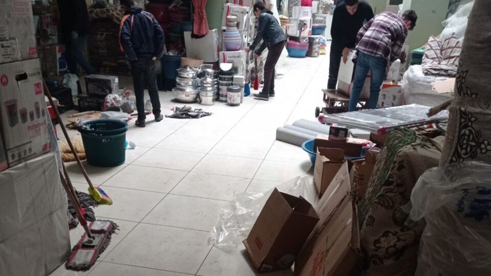 Kazan dairesindeki borunun patlaması sonucu 3 iş yerini su bastı