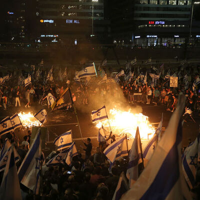 Protestolar 13. haftadır sürüyor: Netanyahu'dan askıya alma kararı