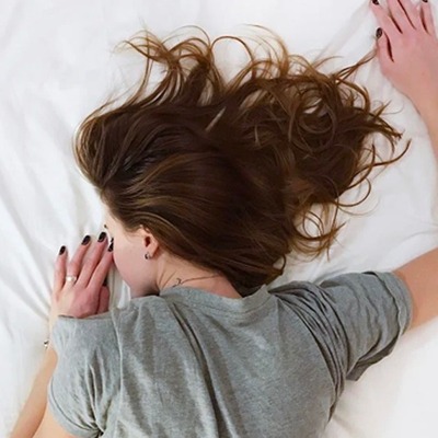 Boyun ve bel ağrıları, KOAH, kalp yetmezliği, uyku apne sendromu! Hangi pozisyonda uyuyalım?