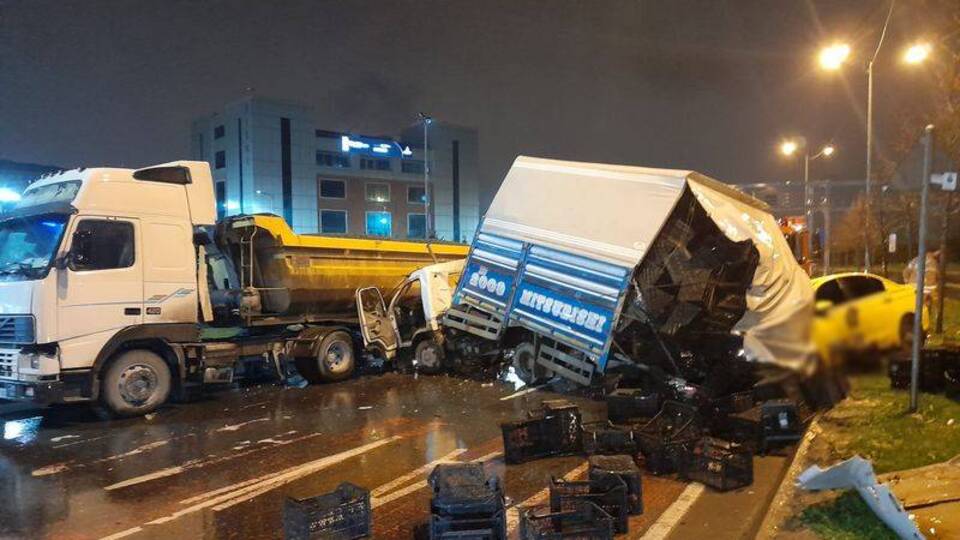 Kamyona çarpan kamyonet, taksiyi altına aldı: 3 yaralı