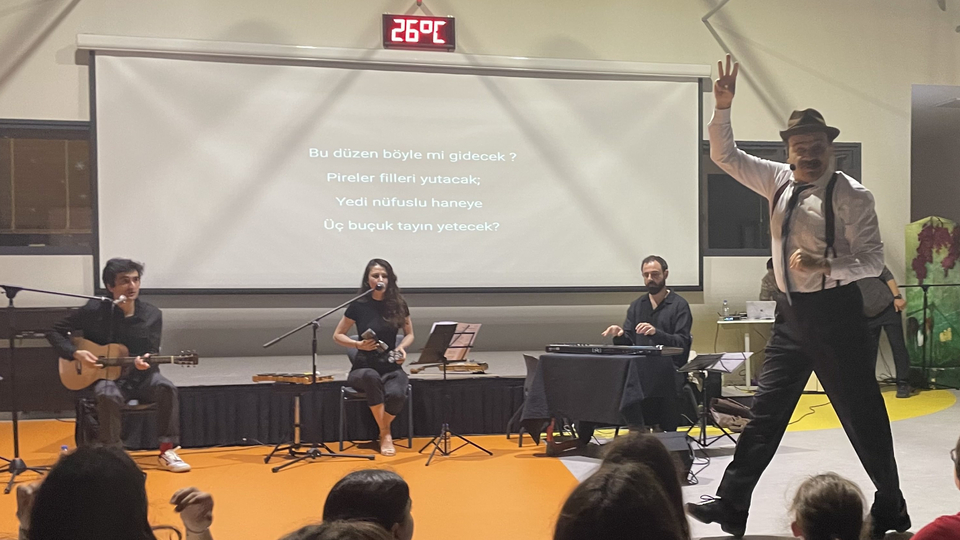 Dünya Tiyatrolar Günü'nde öğrenciler için sahneye çıktı