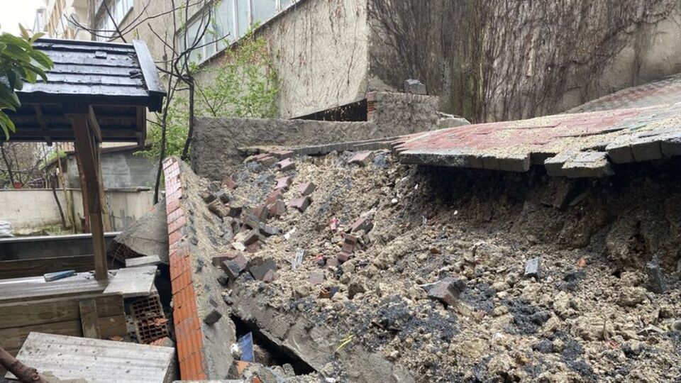 Sağanak yağış, istinat duvarını yıktı