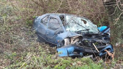 Balıkesir'de ağaca çarpan otomobildeki 2 kişi öldü