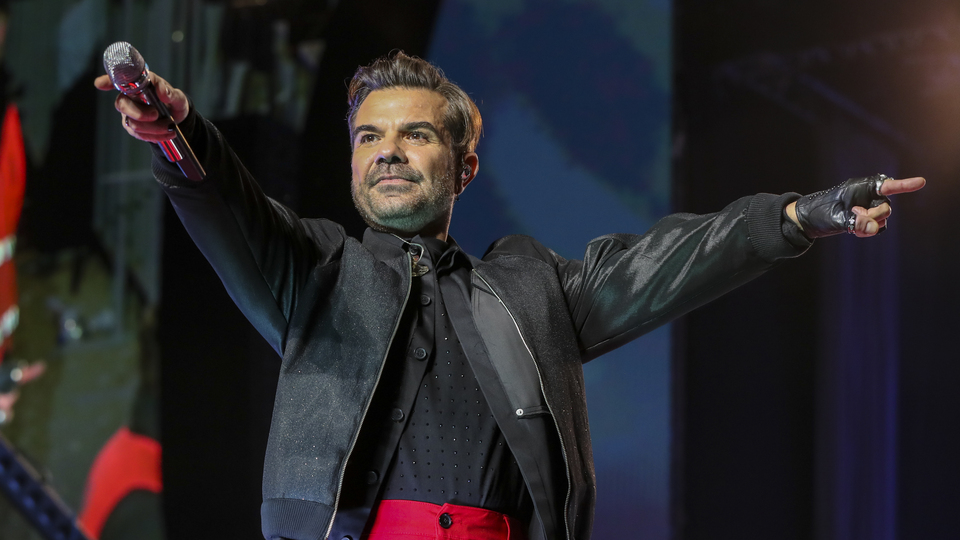 İki sanatçıdan siyasilere izin sitemi