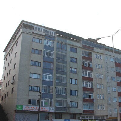 Tazyikli su 8 katlı binanın duvarlarını yıktı!