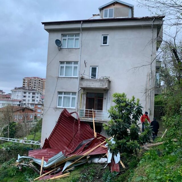Doğu Karadeniz'de fırtına etkisi; çatı uçtu, ağaç devrildi
